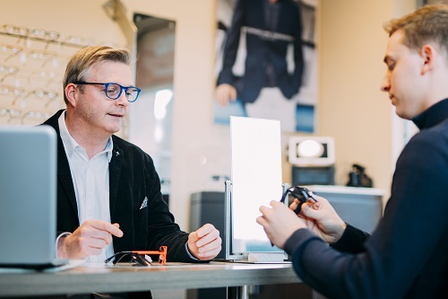 "équipe formée aux dernières technologies optiques"